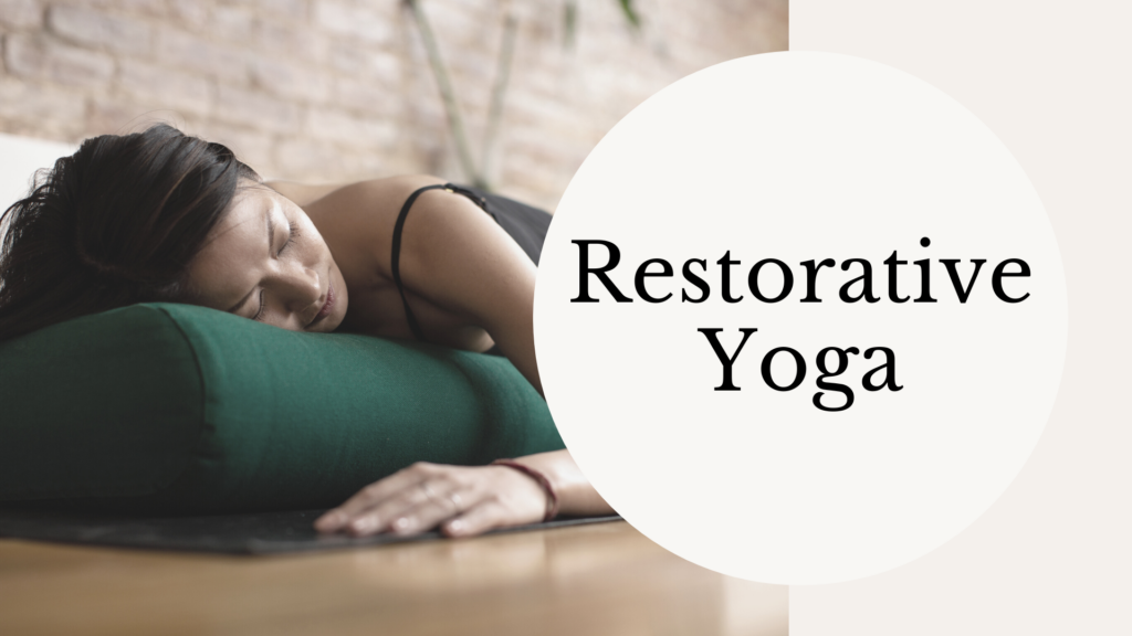 Restorative yoga houding op een yogabolster